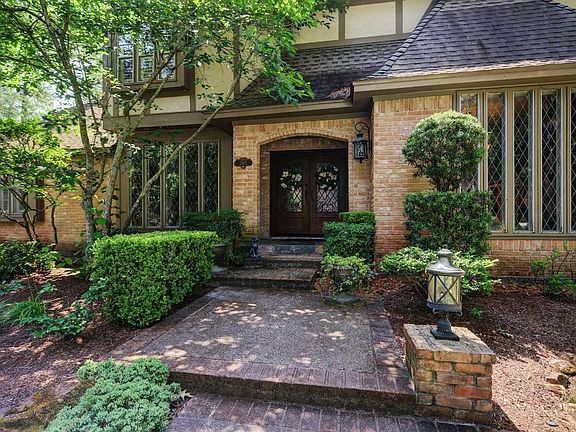 3rd image of 2303 Lake Gardens Dr
