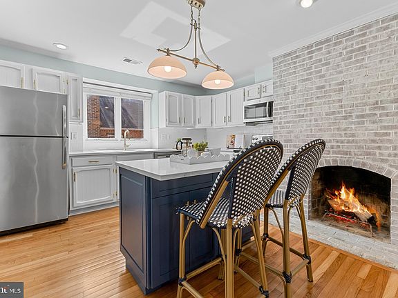 3rd image of 824 Bashford Ln
