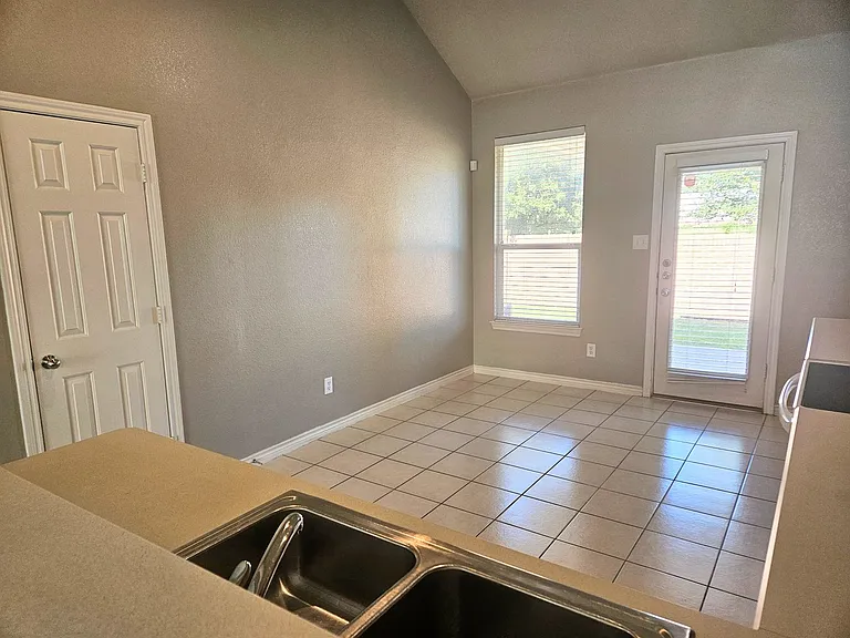2341 Clairborne Dr — Photo 8