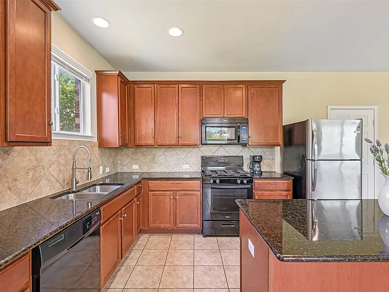 140 Lynn Crest Bnd — Photo 6