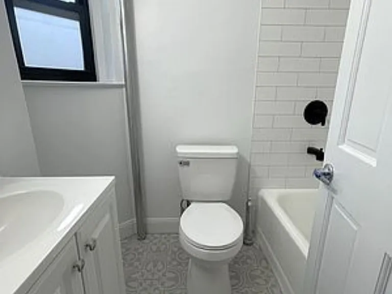 233 E 3rd St #4G — Photo 5