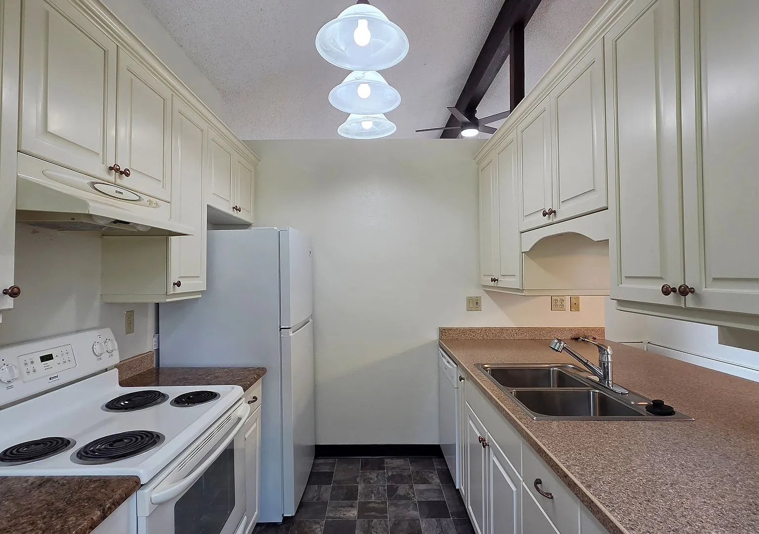 Beautiful Four Bedroom House with a Garage — Photo 4