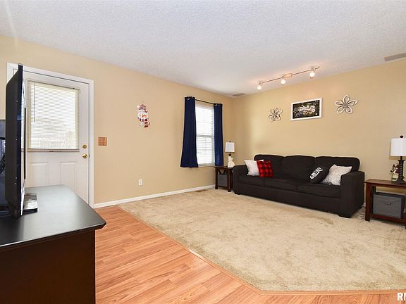 5th image of 109 Jackson St