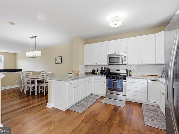 5th image of 422 W 5th Ave