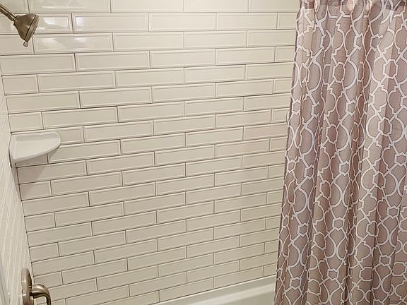 1st Floor Shower/Soaker Tub