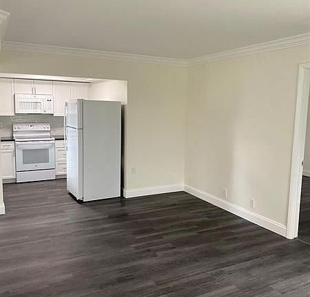 3rd image of 1518 SE Royal Green Cir