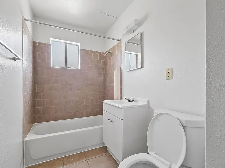 La Paloma Village Apartments — Photo 15