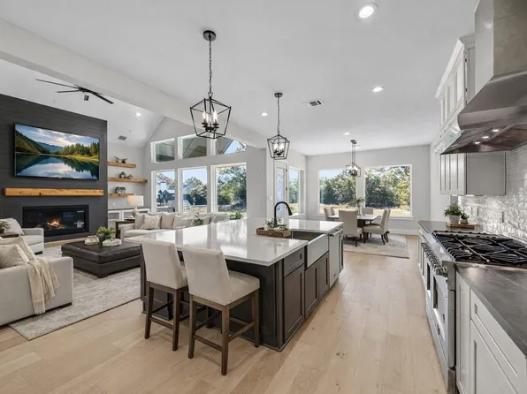 412 S Garrett Cir, Bellville, TX 77418