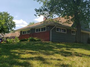 567 Snowball Dr, Levittown, PA 19056