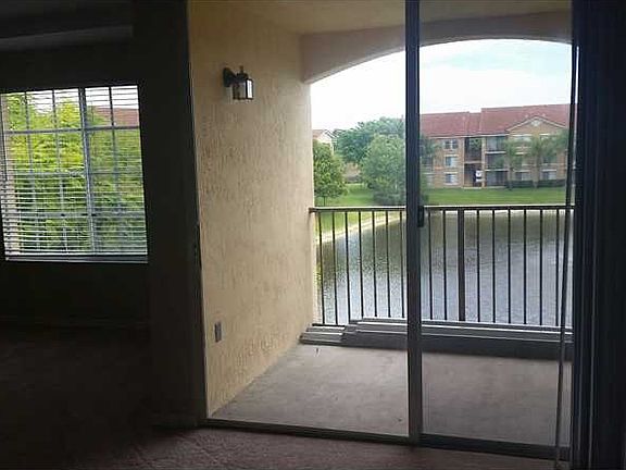 4th image of 824 Villa Cir #824