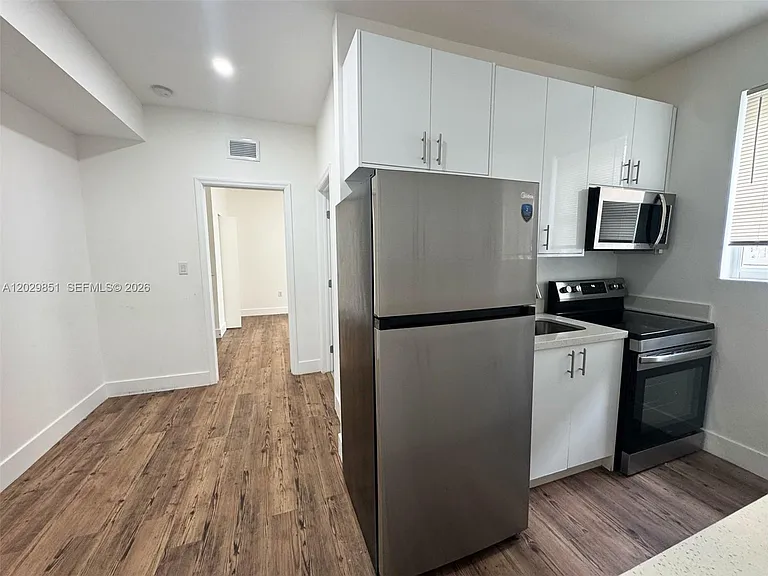 321 SW 9th Ave #4 — Photo 4