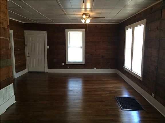 4th image of 906 N Bell Ave