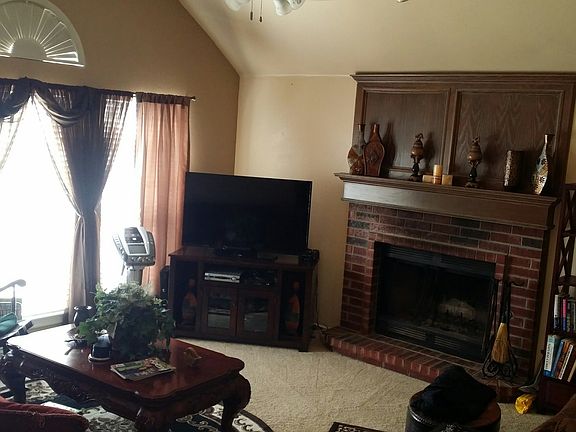 Den/Family room W/gas log FP