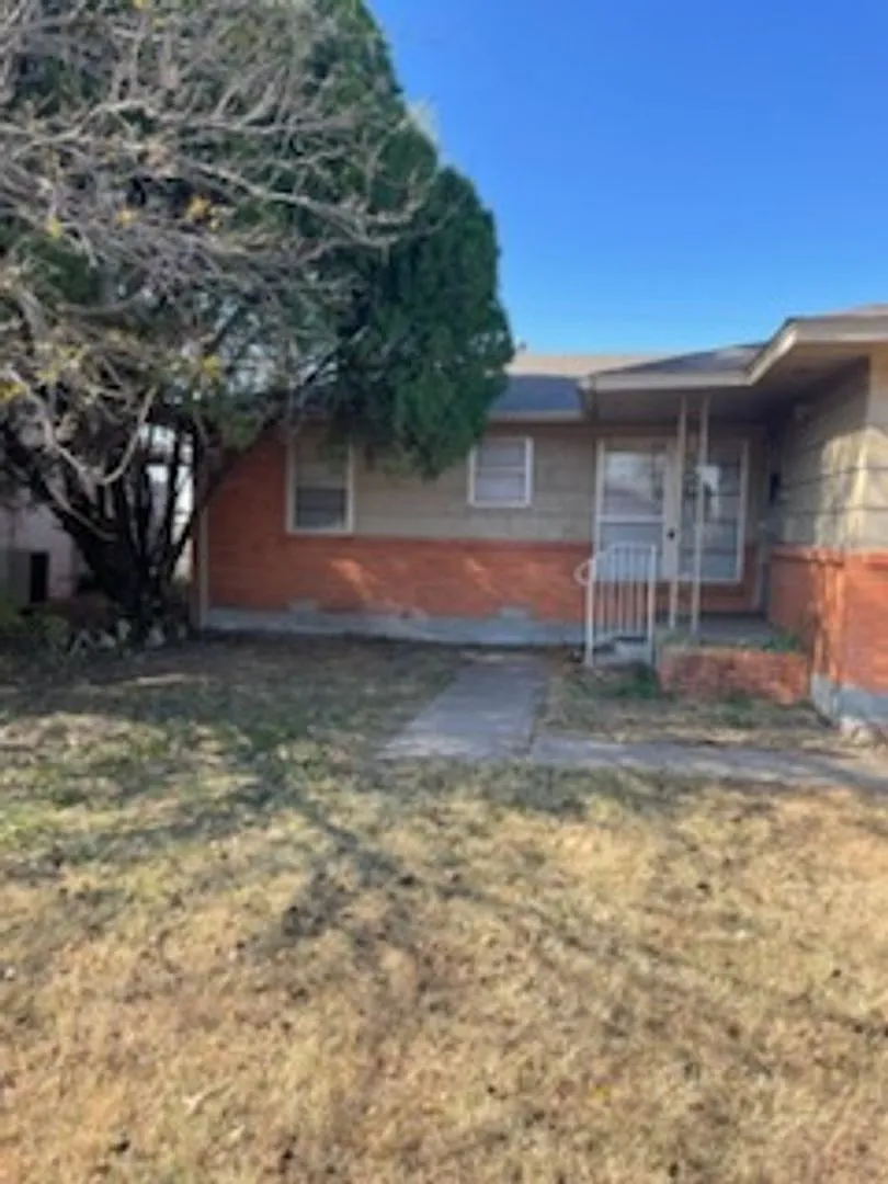 Nice Home In The Ridgecrest Area. Pets Negotiable With Owners Approval — Photo 1