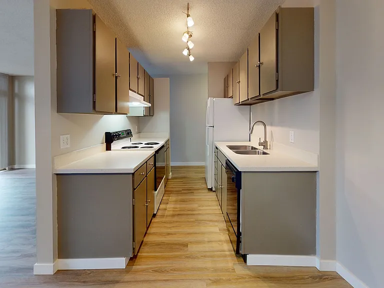 Four Seasons - 1 Bedroom Units available with amazing views by the water. Parking spots available! — Photo 6