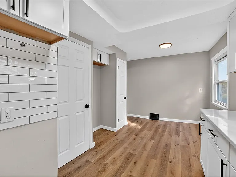 303 S Green Rd — Photo 8