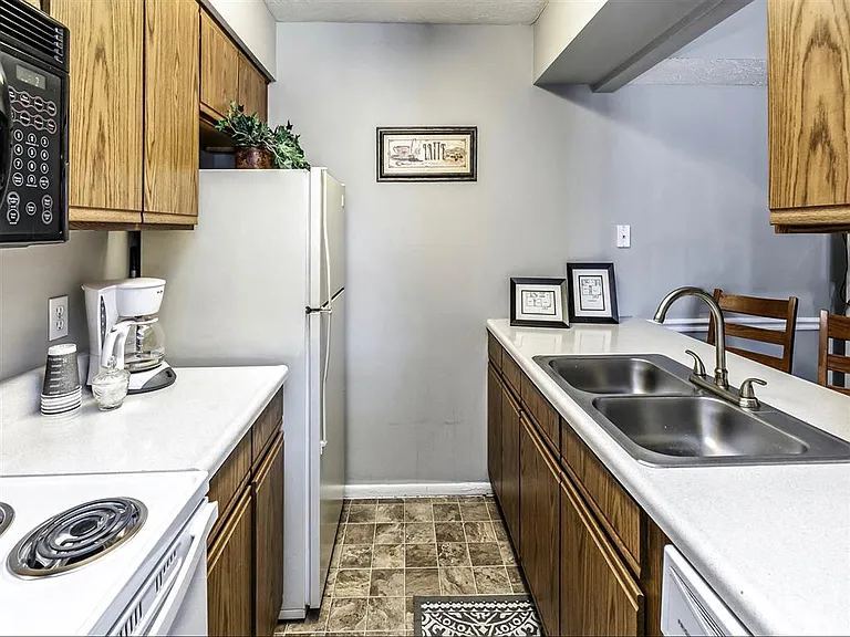 Fox Ridge Apartments — Photo 16