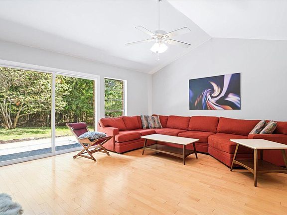 3rd image of 304 Cedarbrook Ct