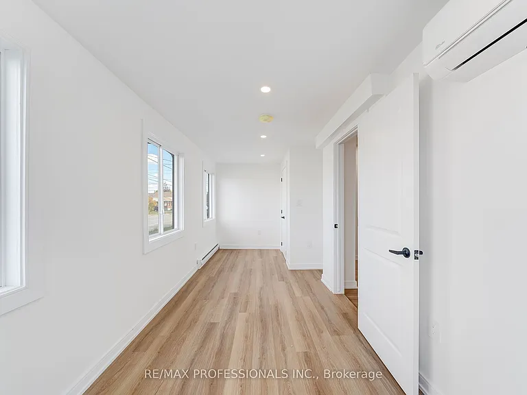 27 Oakdale Ave #B — Photo 12