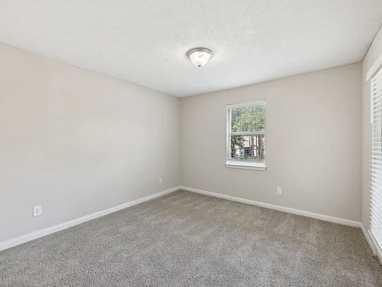 Gwinnett Square — Photo 12
