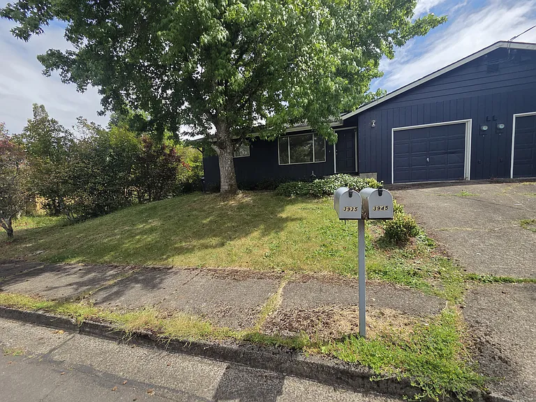 3935 Oak St — Photo 1