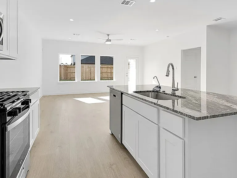 4 bed, 2257 sqft, $2,900 — Photo 3