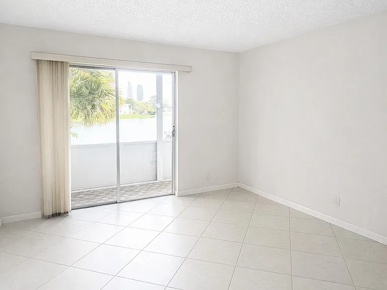 222 Somerset Dr #L — Photo 5