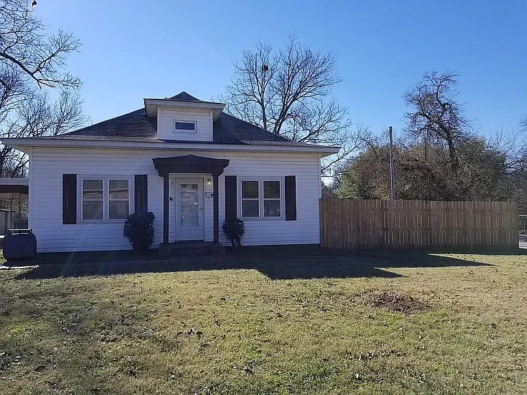 3 bed, 1332 sqft, $1,295 — Photo 2
