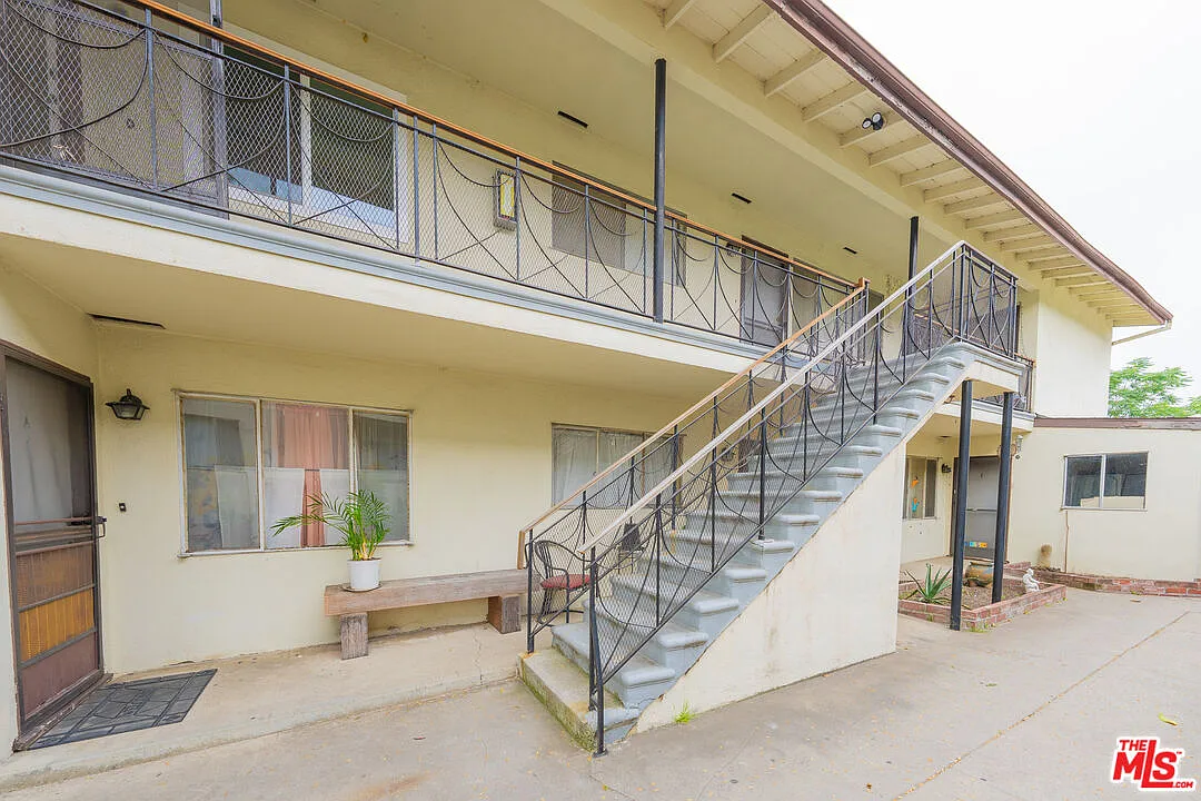 2 bed, 1.0 bath, 9588 sqft, $2,450 — Photo 2