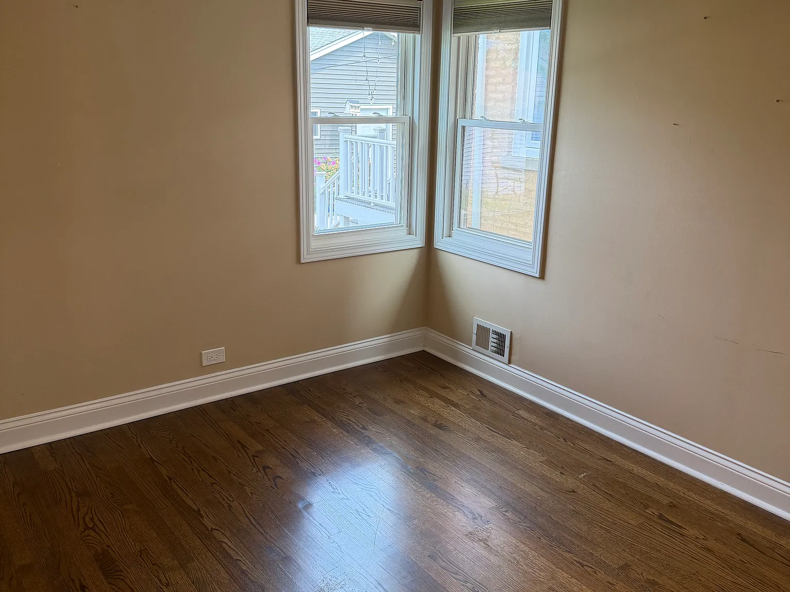 3 bed, 1000 sqft, $3,300 — Photo 3
