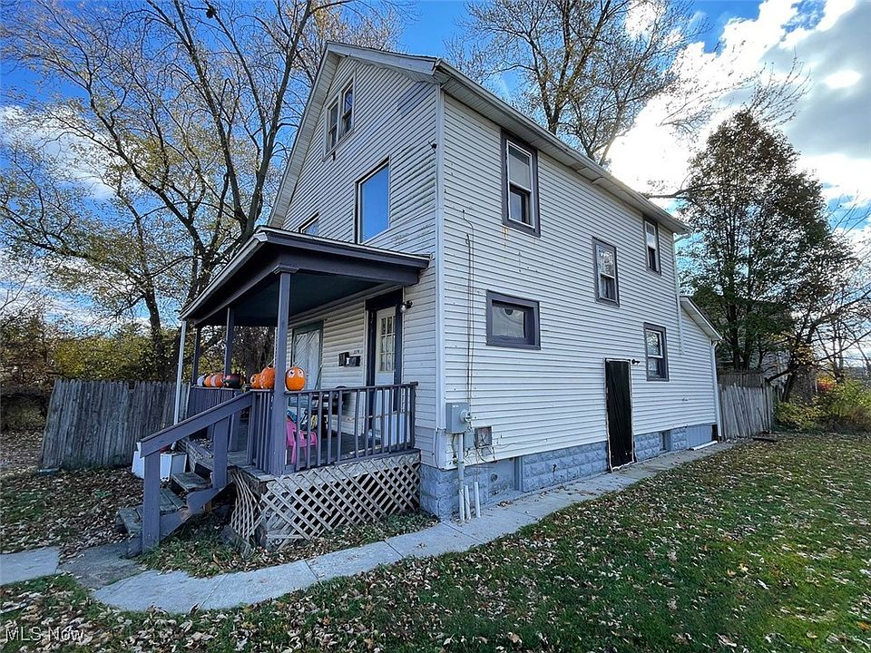 2nd image of 2324 Mahoning Rd NE