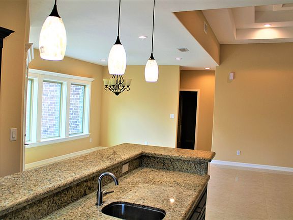 5th image of 913 Daisy Dr
