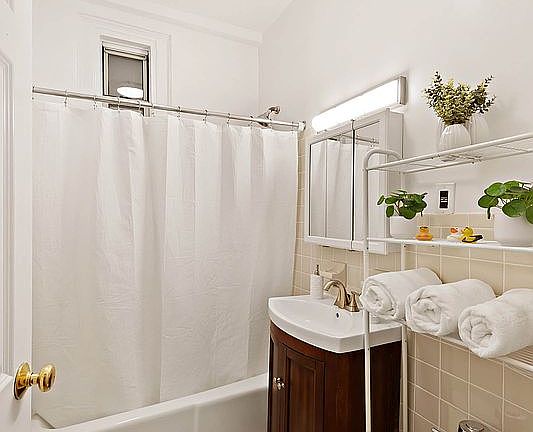 4th image of 25 W 64th St APT 2C
