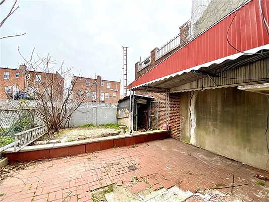 Sold by Remax Real Estate Professionals | media 16