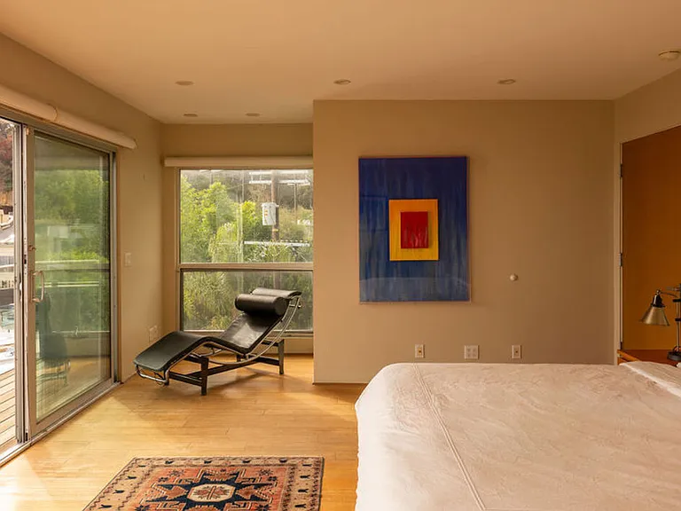 2158 Sunset Plaza Dr — Photo 10