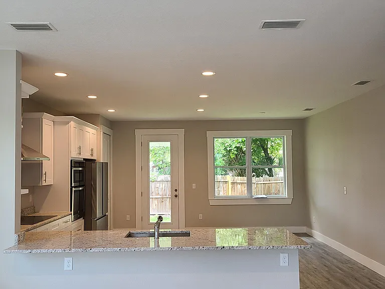 2125 W Saint Joseph St — Photo 11