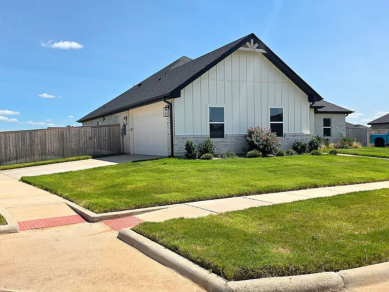 149 Blackhawk Dr — Photo 2
