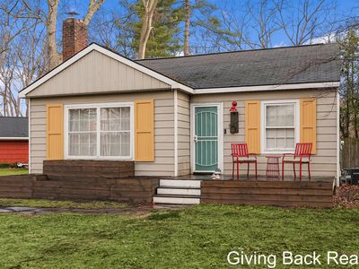 1322 Airport Rd, Norton Shores, MI, 49444