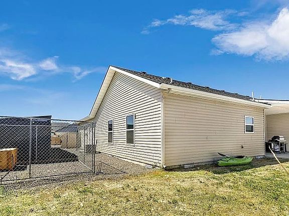 3rd image of 924 Black Mountain Rd