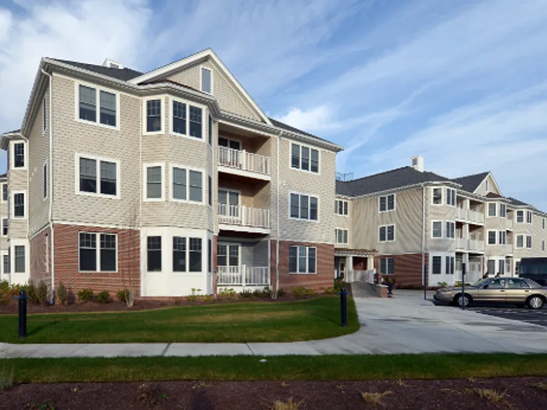 Edgewater Apartments — Photo 2
