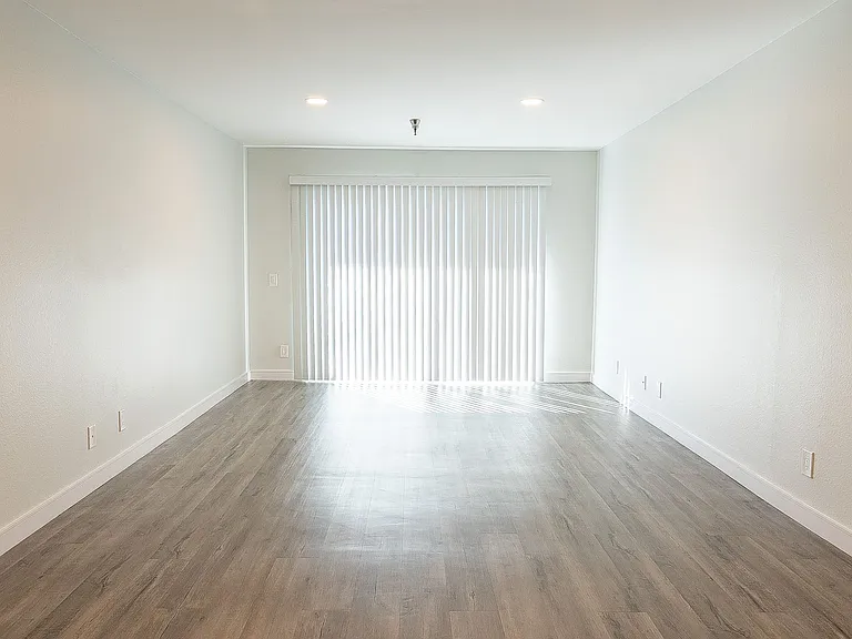 110 S Sweetzer Ave — Photo 38