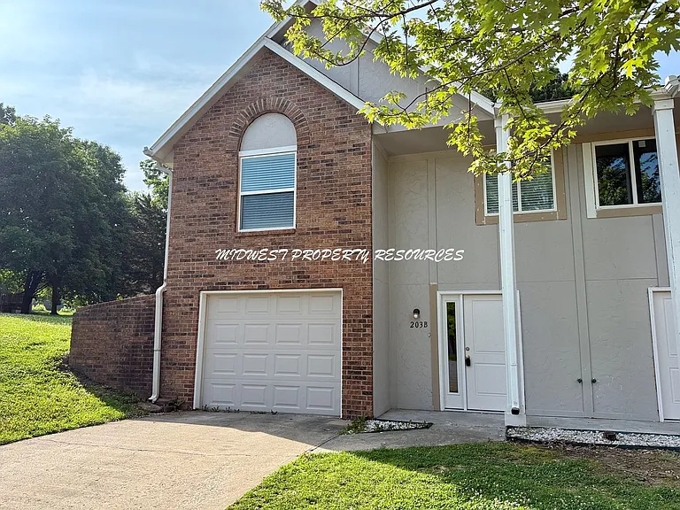 203 NW Market Pl #B — Photo 2