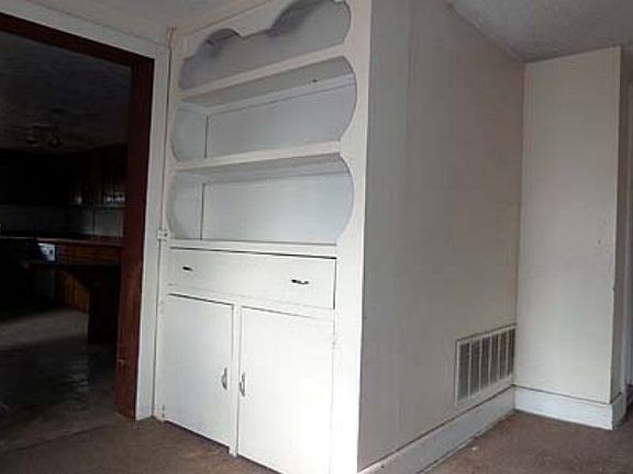 3rd image of 701 E Ave E