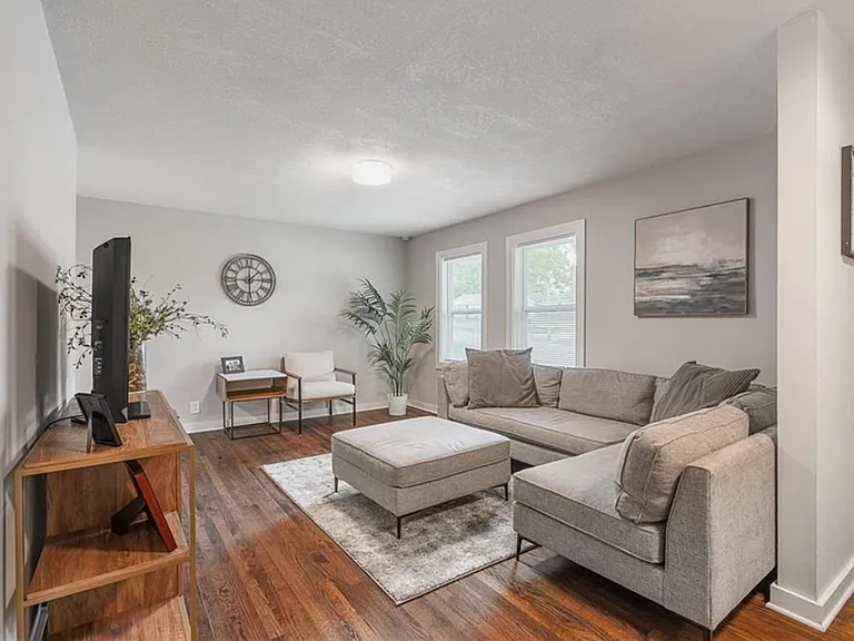 601 E Eisenhower Rd — Photo 3