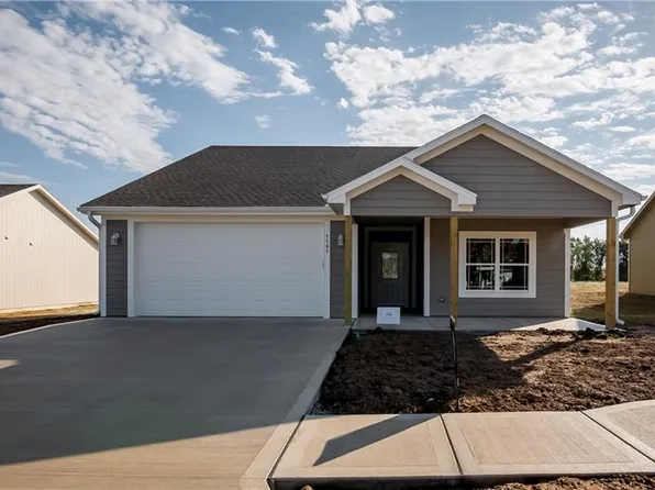 1405 NE White Oaks Ln, Oak Grove, MO 64075