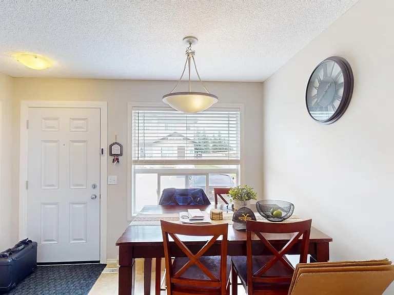 87 Saddlebrook Point NE — Photo 2