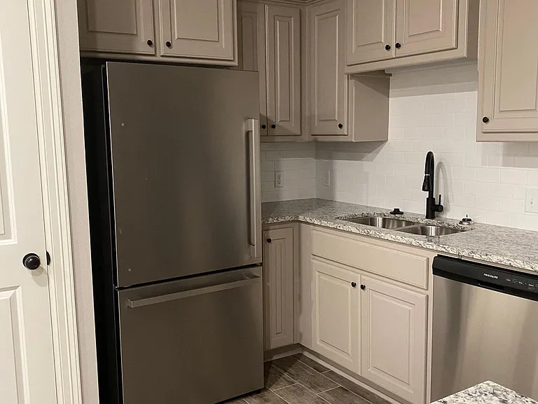 Full size appliances in the kitchen