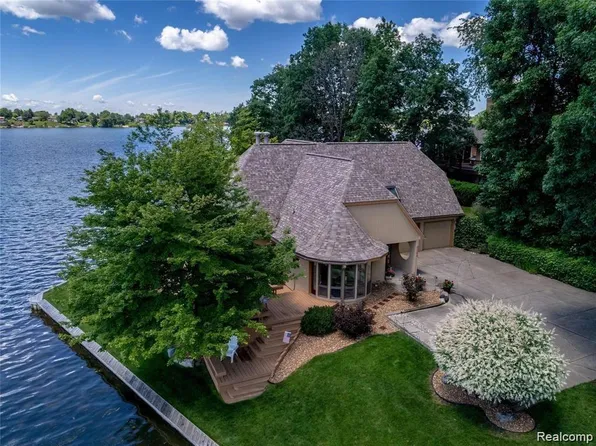 9266 Hills Cove Dr, Goodrich, MI 48438