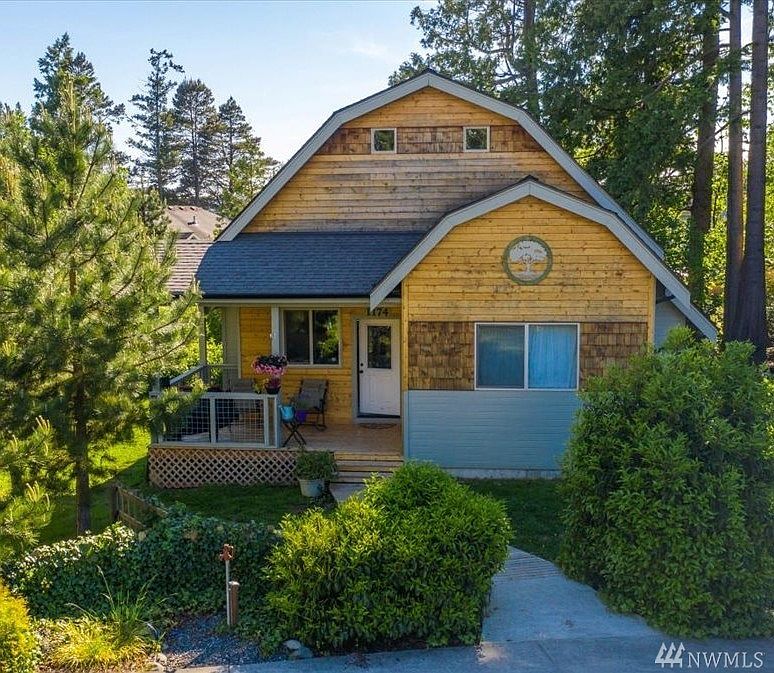 Storybook Realities are what you'll live each day... in this picturesque cottage with Dutch roof, surrounded by greenbelt and a romantic setting, minutes to the BC border.