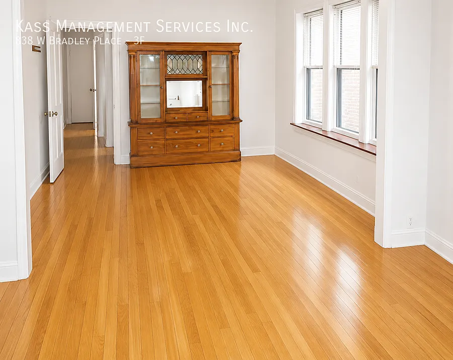 Spacious 3 Bed / 1 Bath Apartment in Lakeview Hardwood Floors & High Ceilings — Photo 2